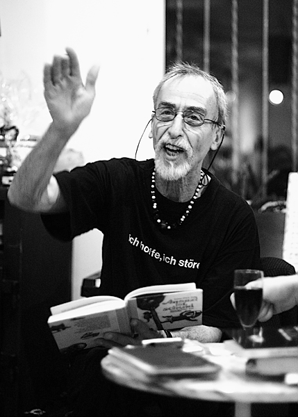 „Ich hoffe, ich störe.“ – Peter Paul Zahl bei einer Lesung im Ratinger Buch-Café Peter & Paula am 28. September 2006